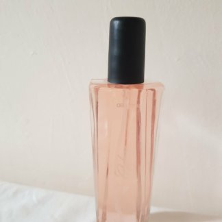 Modern, nőies Eau de Parfum elegáns üvegben. 100 ml-es kiszerelés